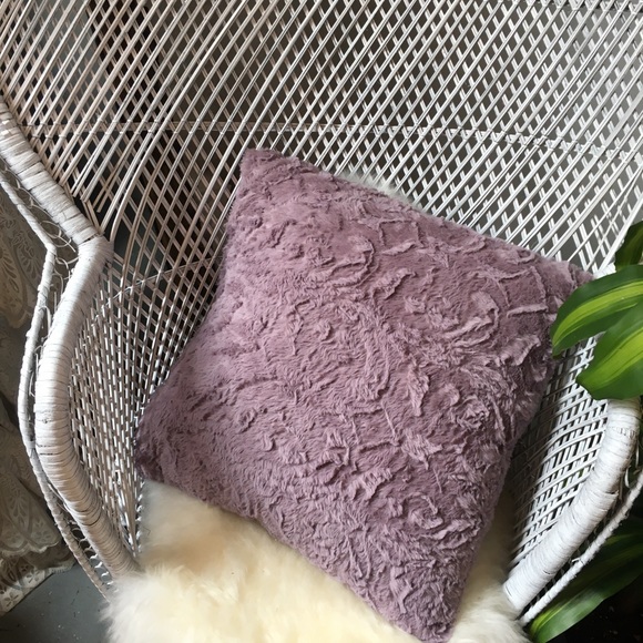 Throw cushions - Picture 3 of 8